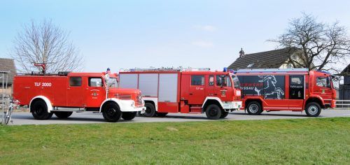Die bisherigen Tanklöschfahrzeuge der Wehr Gaißau: TLF 2000 von 1958, TLF Steyr 11S18 von 1991 und das neue TLFA 3000 Mercedes.