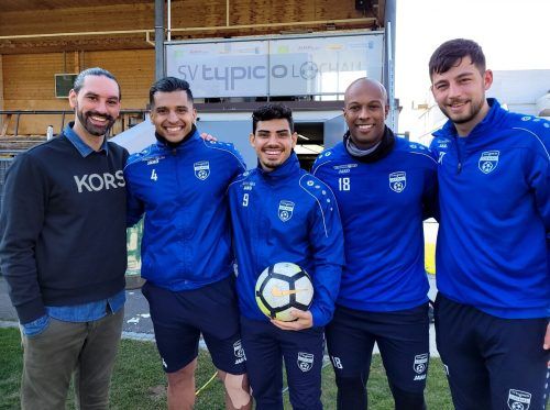 Die Brasilianer Átila Araujo Prado, Alexandre de Barros Junior und Ygor Vieira mit Kapitän Fabio Feldkircher und Trainer Rifat Sen (links). bms