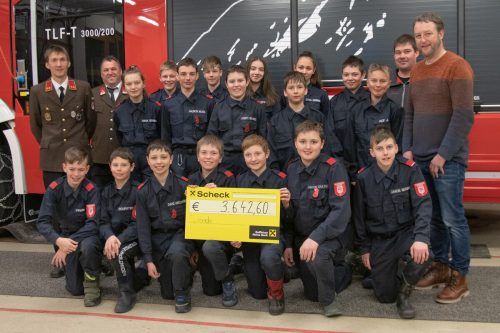 Die engagierten Mädchen und Jungen der Feuerwehr Au konnten dem Krankenpflegeverein den Spendenscheck überreichen. mam/2