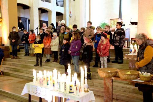 Die Erstkommunionkinder aus der Pfarre Heilig Kreuz erneuerten im Februar bei der Messfeier mit Kinderkirche in ihrer Pfarrkirche das Taufversprechen. SCO