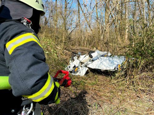 Die Feuerwehr Konstanz am Absturzort: Das Flugzeug war nach dem Unglück nur noch ein Wrack. Feuerwehr Konstanz