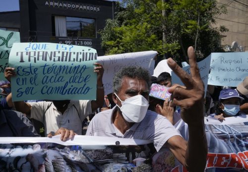 Die Fischer sind verzweifelt. Ein riesiger Ölteppich macht den Fischfang an der Küste unmöglich. Finanzielle Hilfe lässt auf sich warten. AP