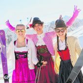 In Dirndl und Lederhose auf die Skipiste