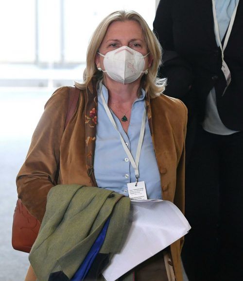 Die frühere Ministerin Kneissl will bei Rosneft bleiben.  APA/Fohringer