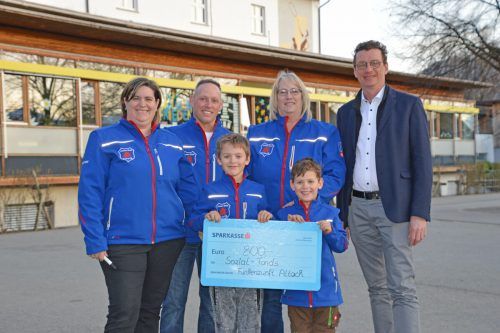 Die Funkenzunft Altach hielt nicht nur die Tradition hoch, sondern zeigt auch Herz. Mit dem Verkauf von Mini-Funken sammelten sie Spenden für den Sozialfonds der Gemeinde. Gemeinde
