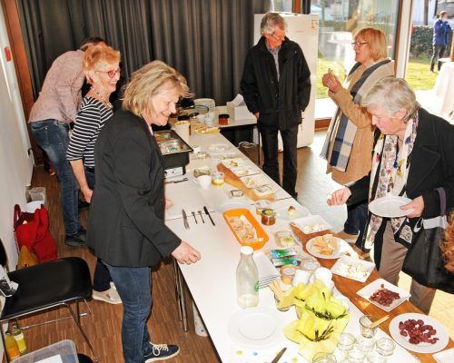Die Gratisverkostung von Produkten aus heimischer Ziegenzucht kam sehr gut an.  AJK