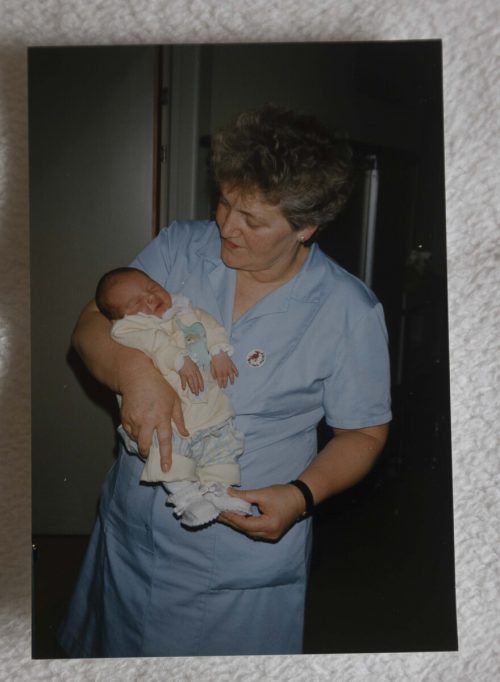 Die heute 74-Jährige hat rund 6000 Babys auf die Welt begleitet.