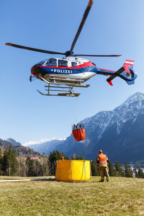 Die Hubschrauber waren mit Wassercontainern im Einsatz.  HOFMEISTER