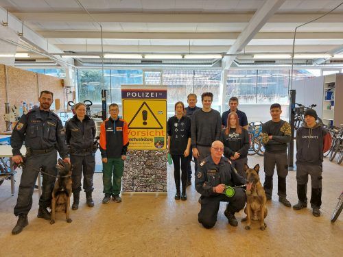 Die Hundestaffel der Polizei beim Training im AZV Hohenems. AZV