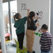 Kinder bemalen ihren Spielraum
