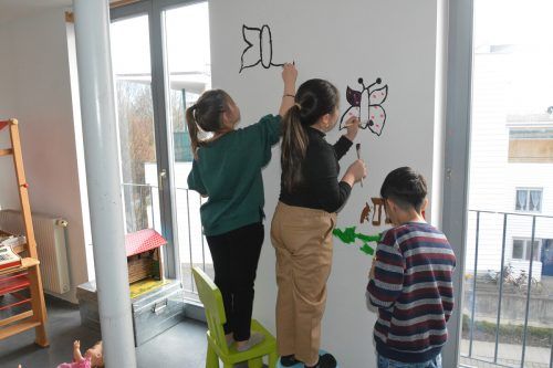 Die Kinder verschönerten ihren Raum mit bunten Farben.