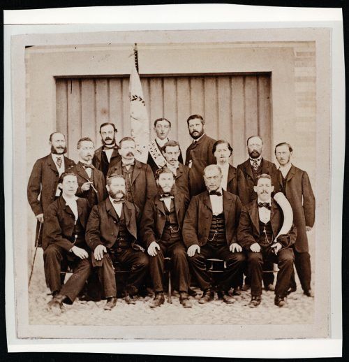 Die Mitglieder des Hohenemser Gesangsvereins „Frohsinn“, um 1865; Heinrich Wohlgenannt sitzt vorne rechts, er hält das Schofarhorn. JMH