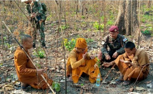 Die Mönche wurden von Einsatzkräften im Wald entdeckt. Screenshot