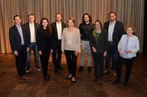 Die neue Dornbirner Stadtregierung mit Jugendstadtrat Aaron Wölfling (4.v.r.) und der Schulstadträtin Karin Feurstein-Pichler (3.v.l.). Stadt