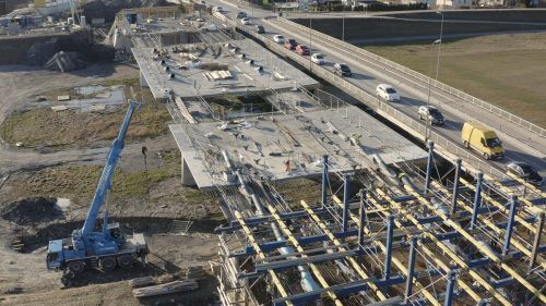 Die neue Rheinbrücke soll im Oktober für den Verkehr freigegeben werden. Die bestehende Brücke aus dem Jahr 1972 wird abgerissen.