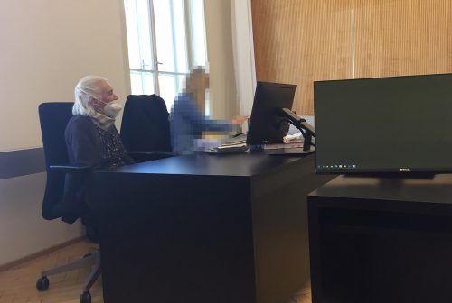 Die Pensionistin bei der Zivilrechtsverhandlung am Landesgericht Feldkirch. Die betagte Frau fühlt sich von ihrem ehemaligen Rechtsvertreter hintergangen. vn/gs