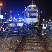 Pkw kollidiert mit Badner Bahn: Eine Tote in Traiskirchen