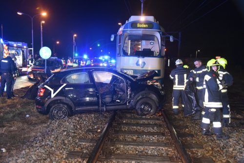 Die Pkw-Lenkerin wollte die Gleise trotz Rotlichts überqueren. APA