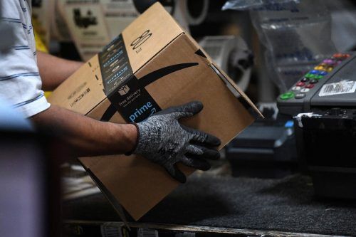 Die Pläne von Amazon stoßen vielerorts auf Kritik. Das geplante Verteilzentrum in Graz kommt nun nicht. Amazon hat dort alle Anträge zurückgezogen. reuters/Kilcoyne