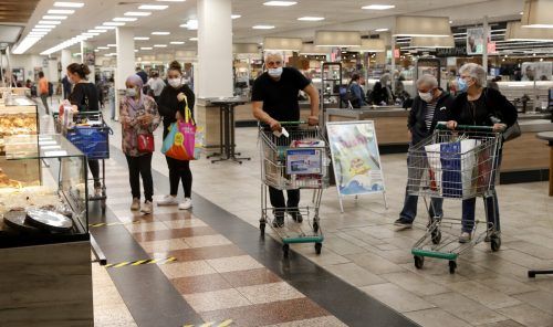 Die Preiserhöhungen treffen - wenn auch zeitverzögert - auch den Lebensmittelhandel. Der Warenkorb wird im Laufe des Jahres deutlich teurer.  Reuters