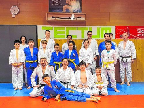 Die Prüflinge des Hohenemser Judoclubs mit dem Prüfungskomitee. JC Hohenems