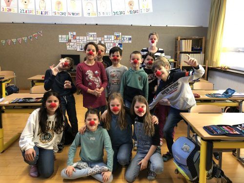 Die Schüler der Volksschule Bludenz-Obdorf bekamen am Rosenmontag alle eine Clownsnase verpasst. VS Bludenz-Obdorf
