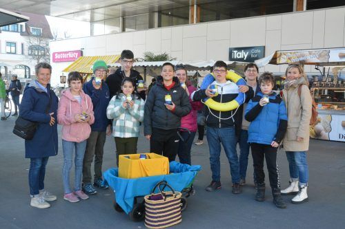 Die Schüler des SPZ Lustenau verschenkten selbstgebastelte Friedenslichter auf dem Wochenmarkt. bvs (5)