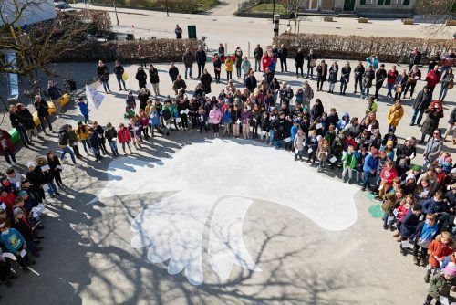 Die Schülerinnen und Schüler der Volksschule Kirchdorf setzten ein Zeichen für Frieden.  Gemeinde Lustenau