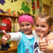 Kindergärtnerinnen erheben sich