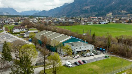 Die Tennishalle Nenzing wird vom Impfzentrum zum Ankunftslager.