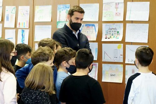 Die Kinder sind zu Gast im Rathaus Bludenz . Stadt Bludenz