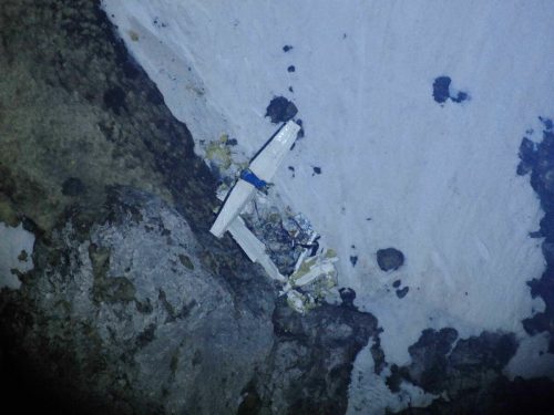 Die Wrackteile des Flugzeugs wurden von der Helikopterbesatzung in einem sehr unwegsamen Gelände gesichtet.  kapo