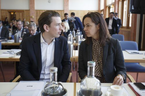 Diese Aufnahme aus dem Jahr 2017 zeigt Karmasin mit Kurz, damals waren beide Minister. APA/Scheriau