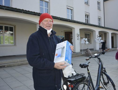 Dieser Herr brachte eine Tischlampe, original verpackt, zum Re-Use-Truck. EH (2)