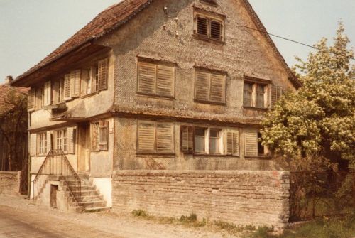 Dieses Haus hier trug einst die Hausnummer 109 und weist einen Zusammenhang mit der Geschichte der Speditionsfirma Gebrüder Weiss auf.