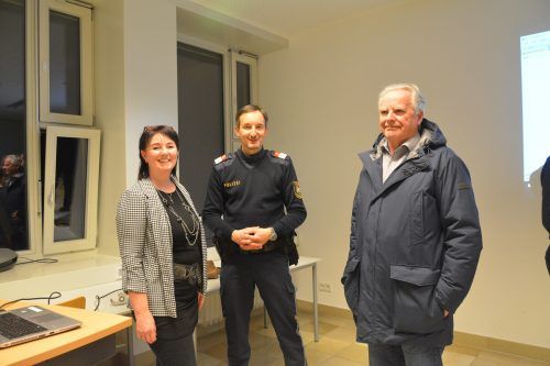 Direktorin Sabine Müller und René Schreiber von der Sicherheitswache im Gespräch mit einem Anrainer.  bvs (3)