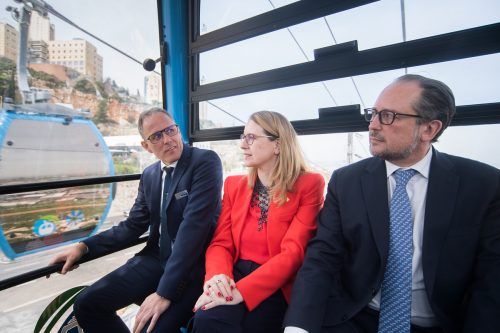 Doppelmayr-Projektleiter Thomas Nesler (l.) stellte den Ministern Schramböck und Schallenberg die Stadtseilbahn vor. BMEIA / Michael Gruber