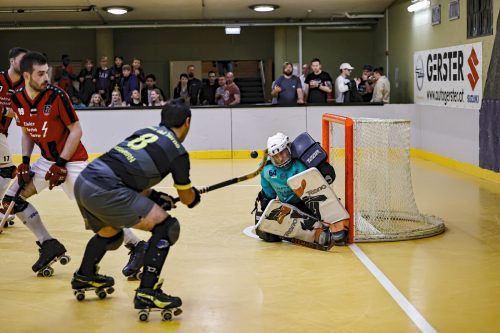 Dornbirn schießt auf das Wolfurter Tor. cth (3)