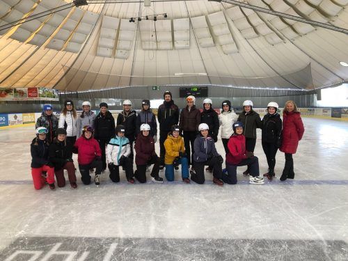 Drei Tage lang stand für alle neben Skifahren auch Eislaufen im Aktivpark auf dem Programm. STR
