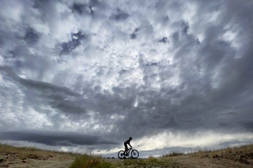 Ein Sturm bahnt sich an, während ein Fahrradfahrer im kalifornischen Hidden Lakes Park die Landschaft genießt. AP