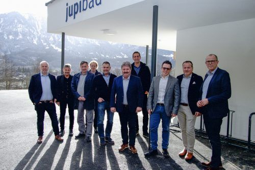 Die Walgaubürgermeister zeigen sich solidarisch und sichern so langfristig den Betrieb von Hallenbad und Sauna. tm-H/Regio Im Walgau