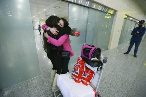 Eine Algerierin, die in der kriegsgeschüttelten Ukraine studiert, wird am Flughafen in Algier erleichtert empfangen. AP