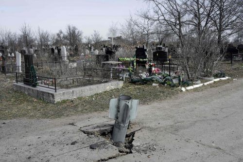 Eine Rakete schlug im Friedhof Mykolajiws (Südukraine) ein. AFP