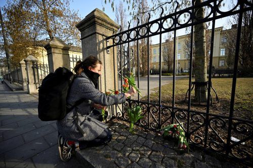 Eine Schülerin legt Blumen vor dem Gymnasium nieder. Schweden steht nach der Bluttat unter Schock. reuters