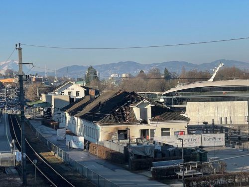 Erheblich beschädigt: Das Hafengebäude am Morgen nach dem Brand.  vn