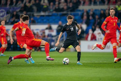 Erst setzte Christoph Baumgartner den Ball an die Querlatte, im Bild sein Abschluss, dann passierte ihm das unnötige Foulspiel vor dem Führungstreffer. gepa