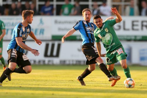 Ex-Lustenau-Profi Juninho (rechts) feiert heute sein Debüt im Dress des SV Lochau. gepa
