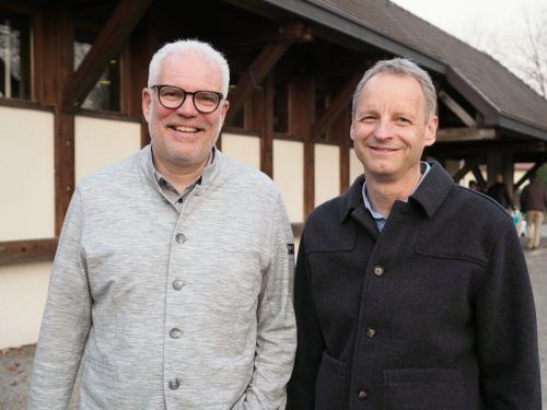 Fachbereichsleiter Thomas Müller (Jugend und Familie) und Klaus Dünser (Theaterwerkstatt Alberschwende).