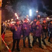 Ein Feuer gegen den Winter und ein Licht für die Hoffnung