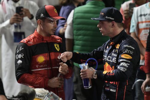 Ferrari-Pilot Charles Leclerc (links) lieferte sich ein spannendes Duell mit Weltmeister Max Verstappen, der am Ende knapp die Nase vorne hatte. ap